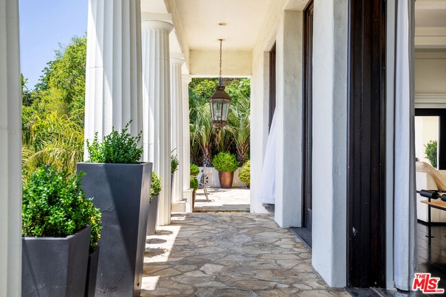 2249 Mountain Oak Dr in Los Angeles, CA - Building Photo - Building Photo