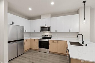 16723 Alderwood Mall Pkwy in Lynnwood, WA - Building Photo - Building Photo
