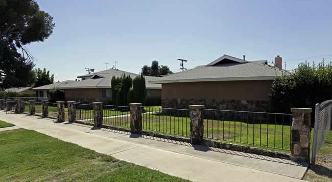 8828 Wheeler Ave in Fontana, CA - Foto de edificio - Building Photo