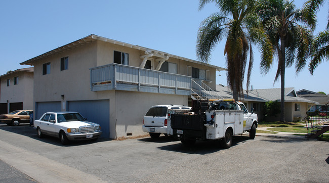 16651 Bartlett Ln in Huntington Beach, CA - Foto de edificio - Building Photo