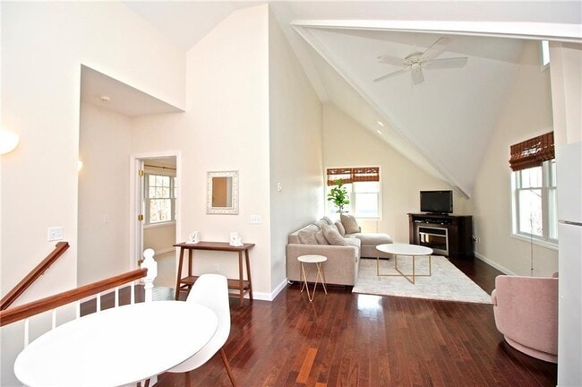 190 Coggeshall Ave, Unit 1A in Newport, RI - Building Photo - Building Photo