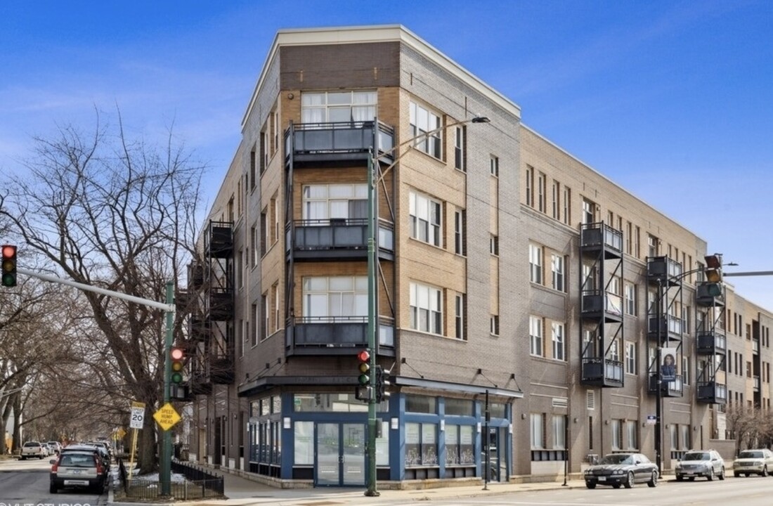 2143 W Wellington Ave, Unit 303 in Chicago, IL - Building Photo