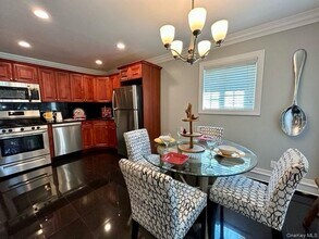 195 Lakeland Ave in Sayville, NY - Building Photo - Building Photo