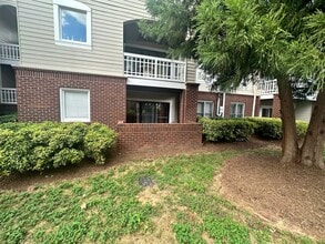 1021 Brighthurst Dr in Raleigh, NC - Foto de edificio - Building Photo