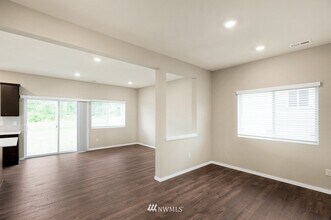 6556 Yorktown Plz NE in Bremerton, WA - Building Photo - Building Photo