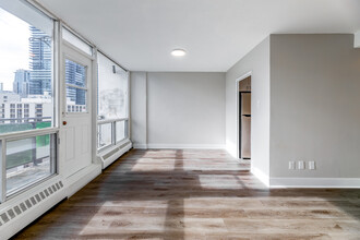 Village Green in Toronto, ON - Building Photo - Interior Photo