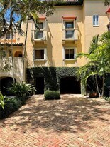 6204 Paradise Point Dr in Palmetto Bay, FL - Building Photo