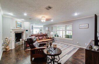 9818 Emnora Ln in Houston, TX - Building Photo - Building Photo
