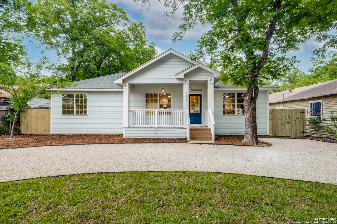 321 Saint Francis Ave in San Antonio, TX - Building Photo