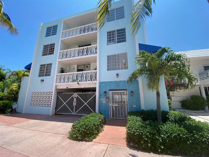 335 Collins Ave in Miami Beach, FL - Building Photo