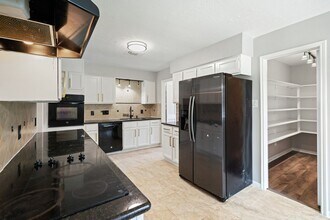 801 Thornwood Dr in Shenandoah, TX - Building Photo - Building Photo