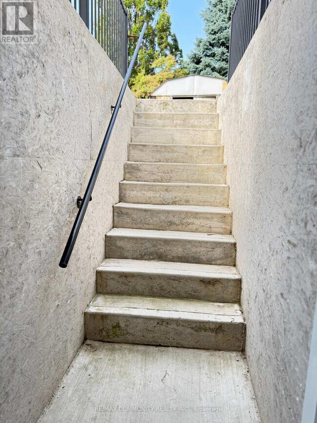 36 Foothill St in Whitby, ON - Building Photo - Building Photo