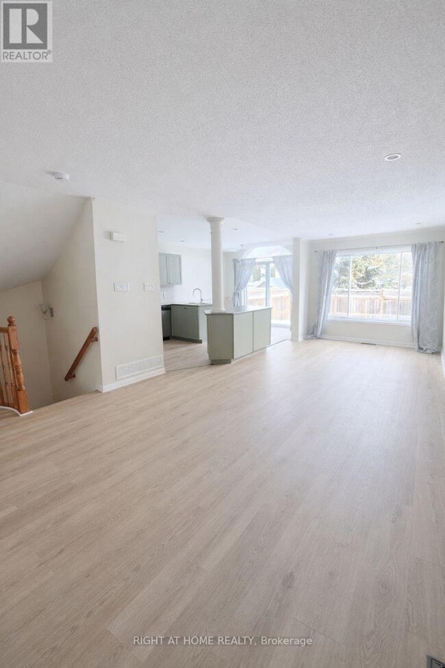 102 Southpointe Ave in Ottawa, ON - Building Photo - Building Photo