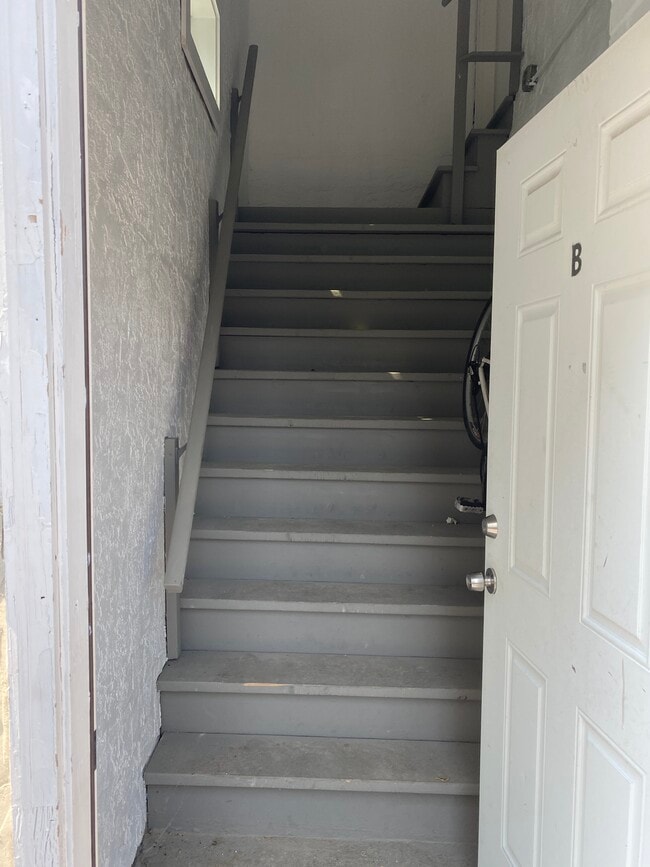 893 Penn St, Unit Apt B