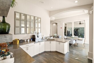 Arrowhead Landing Apartments in Peoria, AZ - Foto de edificio - Building Photo