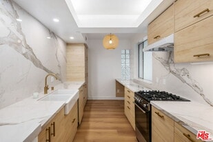 171 N Church Ln in Los Angeles, CA - Building Photo