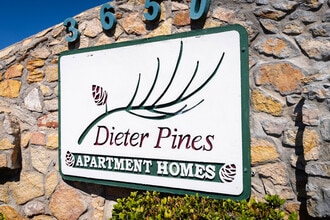 Dieter Pines Apartments in El Paso, TX - Foto de edificio - Building Photo