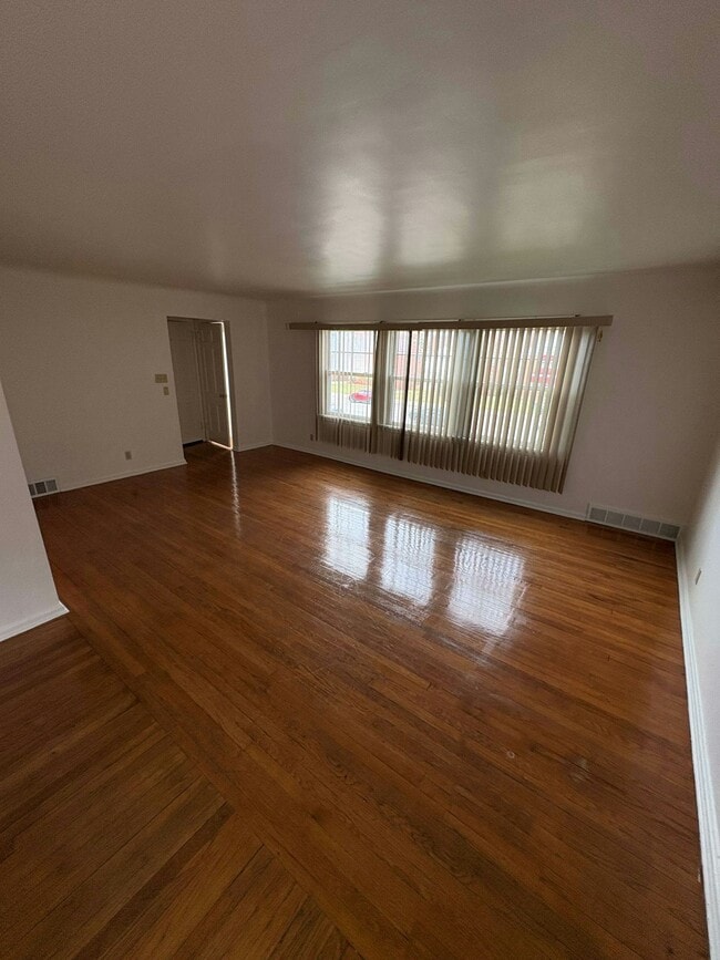 13698 Cedar Rd in University Heights, OH - Building Photo - Building Photo