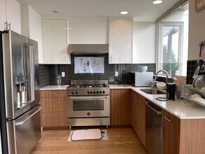 321 W Olympic Pl in Seattle, WA - Building Photo - Building Photo