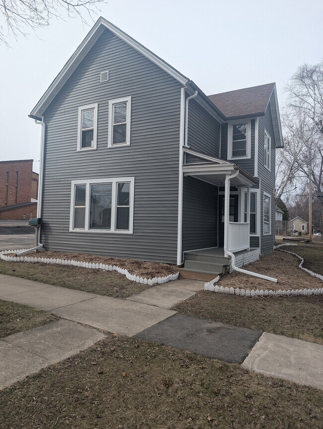 208 W 6th St, Unit 1 in Kaukauna, WI - Building Photo - Building Photo