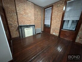 355 W 47th St, Unit 1 RW in New York, NY - Building Photo