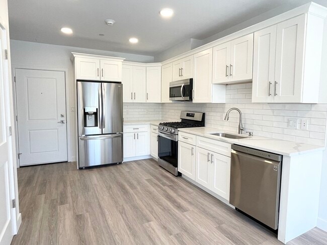 1133 N Shore Rd in Revere, MA - Building Photo - Building Photo