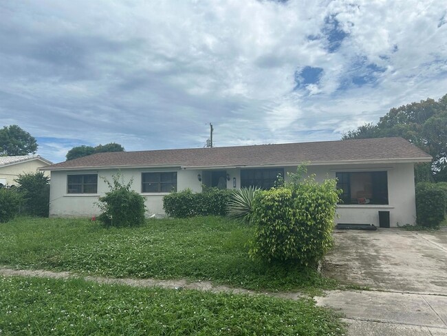 391 W 36th St in West Palm Beach, FL - Building Photo - Building Photo