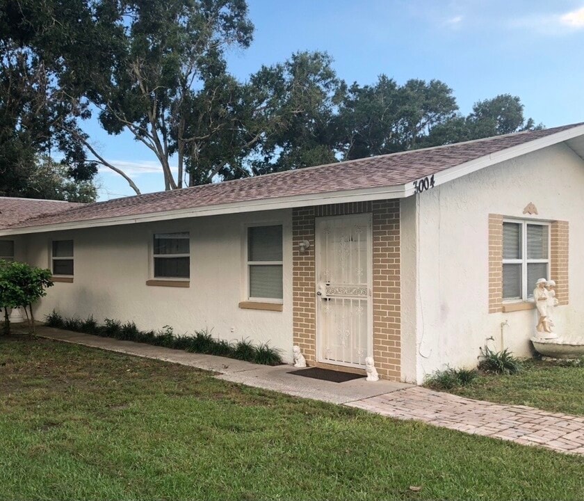 3004 Oaklawn Ave, Unit A in Largo, FL - Building Photo
