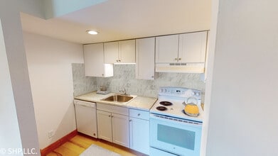 115 W Lawrence Ave, Unit C in Springfield, IL - Building Photo - Building Photo