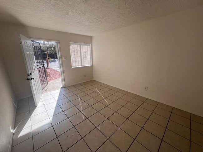 1005 Dickerson Dr SE in Albuquerque, NM - Building Photo - Building Photo