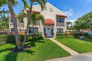 15 Uno Lago Dr in North Palm Beach, FL - Building Photo