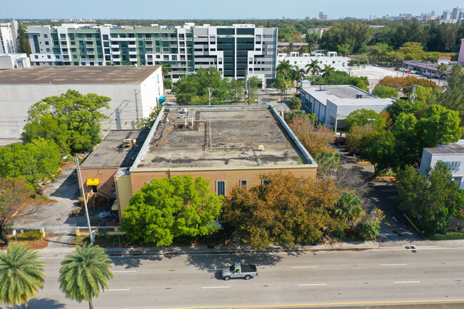 2151 NE 163rd St in North Miami Beach, FL - Foto de edificio - Building Photo