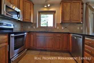 Stunning 5 Bedroom 3 Bath Home in South Ea in Sioux Falls, SD - Building Photo - Building Photo