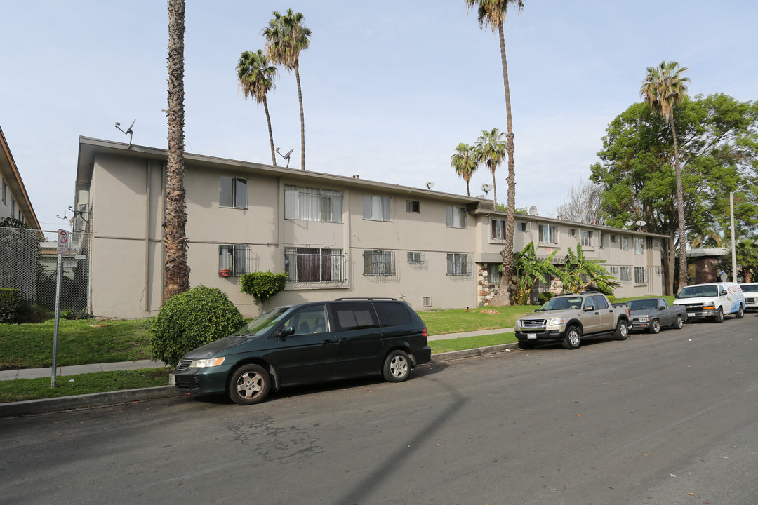 Coco Capri Apartments in Los Angeles, CA - Building Photo