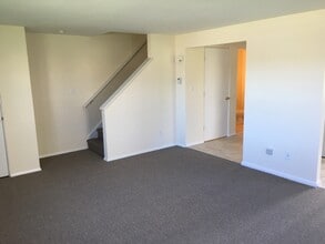 916 Squires Ave, Unit Right in Endicott, NY - Building Photo - Building Photo