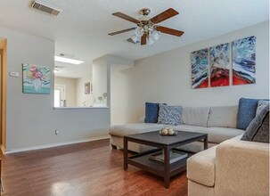 9410 Kenton Hl in San Antonio, TX - Foto de edificio - Building Photo