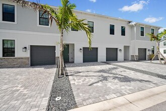 7638 SW Lucy Ln in Stuart, FL - Building Photo - Building Photo