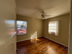 128 N Maple Street in Burbank, CA - Foto de edificio - Building Photo