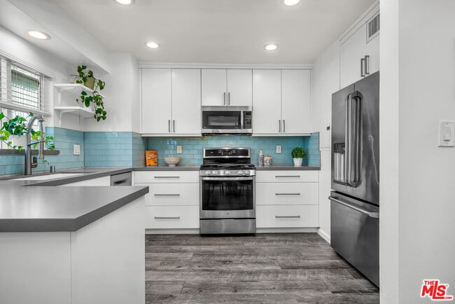 14238 Dickens St in Los Angeles, CA - Building Photo - Building Photo