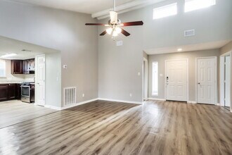 7327 Shady Vale Ln in Houston, TX - Foto de edificio - Building Photo