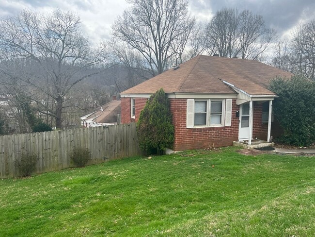 235 Carson Ln in Bristol, TN - Building Photo - Building Photo