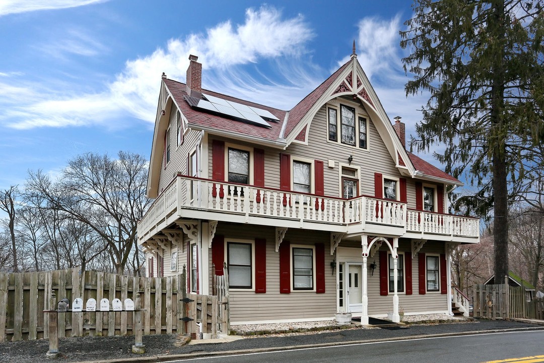 Rockland Lake in Valley Cottage, NY - Building Photo