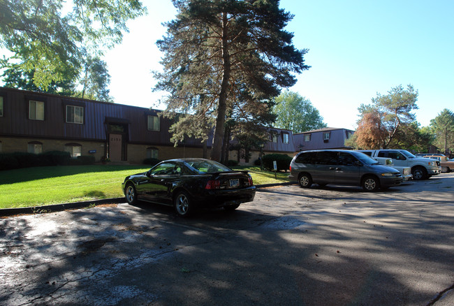 Walnut Ridge Apartments in Walled Lake, MI - Building Photo - Building Photo