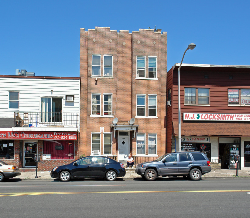 709 John F Kennedy Blvd in North Bergen, NJ - Building Photo