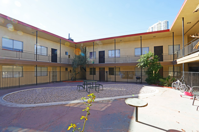 Lyn Capri Apartments in Las Vegas, NV - Building Photo - Building Photo