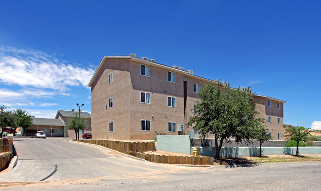 Hillridge Apartments in Los Lunas, NM - Foto de edificio - Building Photo