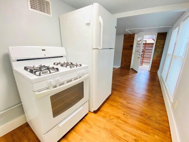 2102 Brackenridge St in Austin, TX - Building Photo - Building Photo