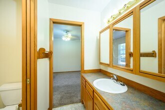 1411 NE Logan St in McMinnville, OR - Building Photo - Building Photo