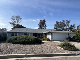 1064 La Reina Dr in San Marcos, CA - Building Photo