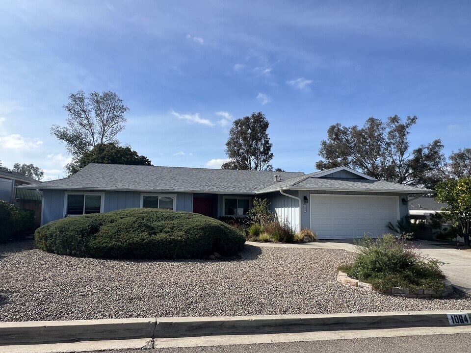 1064 La Reina Dr in San Marcos, CA - Building Photo